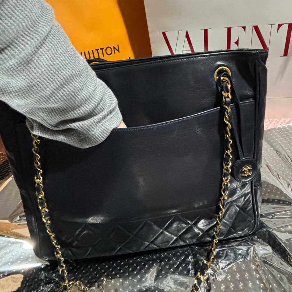 Vintage Chanel Black Leather tote - Picture 9 of 16